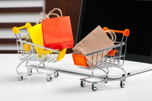 Kicsi, aranyos sárga és narancssárga bevásárlókocsi