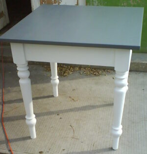 01 esztergált lábú D asztal, 4 személyes