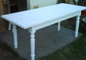 02 esztergált lábú fehér, fenyő étkezőasztal  6 személyes