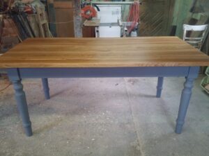 02 esztergált szürke, fenyő lábú, olajozott tölgy tetős